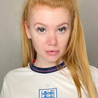 La británica que gana más de 270 millones de pesos por lavarse el pelo